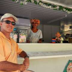 Ordering a fishburger at the Roulette - Tahiti